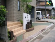 姫路市外構　枕木と塗り壁を組み合わせた平門柱